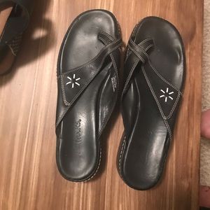Clark’s Black white flower size 10 Leather sandals